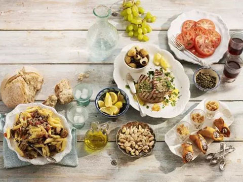 早餐吃晚了叫 brunch，那晚餐吃早了叫什么？