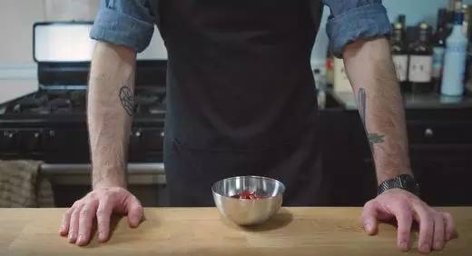 為了爭奪這一小包四川辣醬，美國人民甚至驚動了警察