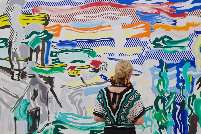 別人在美術館看畫，我在美術館拍照（組圖）