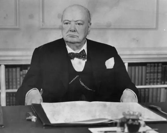 丘吉爾的“至暗時(shí)刻”：抑郁就像只“黑狗”，一有機(jī)會(huì)就咬住我不放