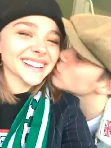 雙語盤點:2017年發(fā)糖的名人CP,你覺得哪一對最甜?