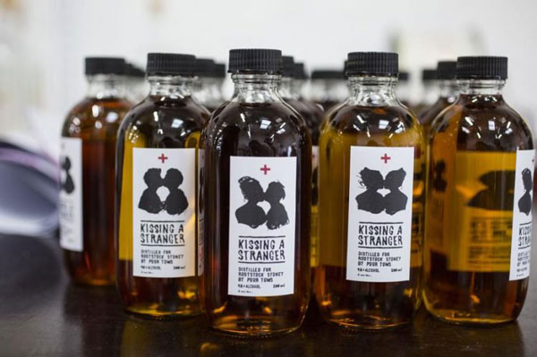 把別人吐掉的酒回收加工后二次出售，這……你敢喝嗎？