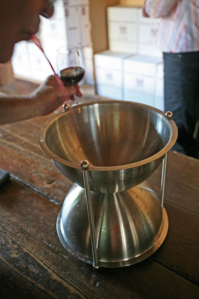 把別人吐掉的酒回收加工后二次出售，這……你敢喝嗎？