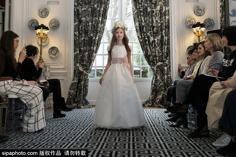 馬德里：小朋友變“超模” 白裙花環宛若小仙女（組圖）