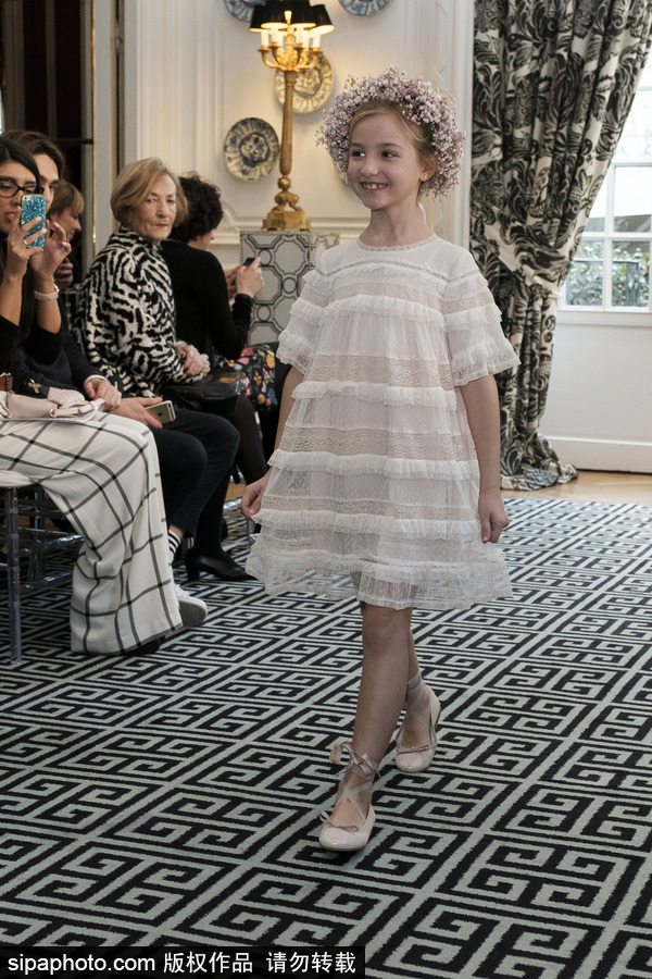 馬德里：小朋友變“超模” 白裙花環宛若小仙女（組圖）