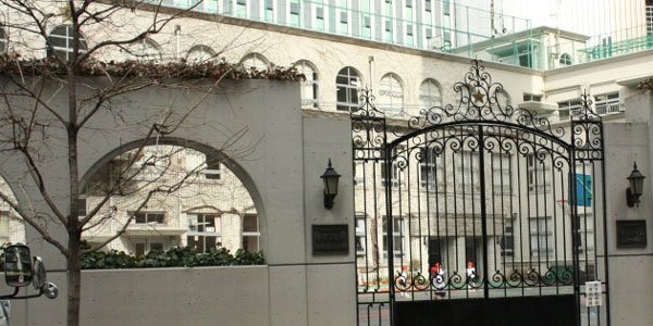 日本一小學定制阿瑪尼校服遭投訴 校方:能彰顯地位