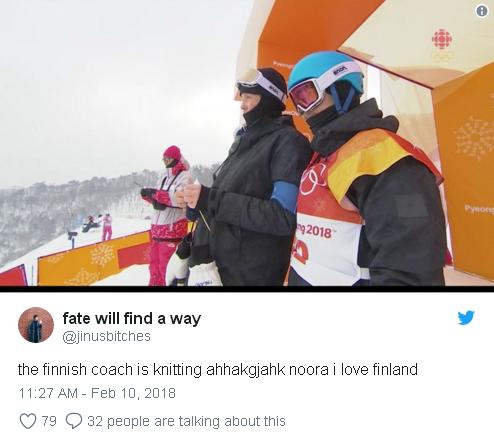 真淡定!芬蘭教練冬奧賽場打毛線 四年前索契他就這么干