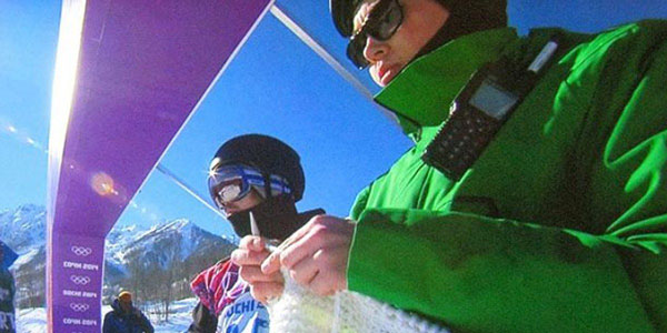 真淡定!芬蘭教練冬奧賽場打毛線 四年前索契他就這么干