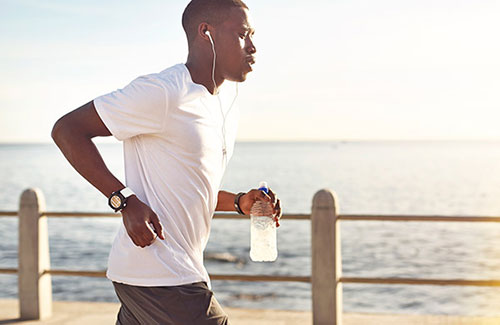 穿淺色衣服真的會更涼快嗎？