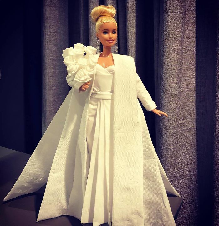 用衛生紙給芭比娃娃做的婚紗 你最喜歡哪一件？（組圖）