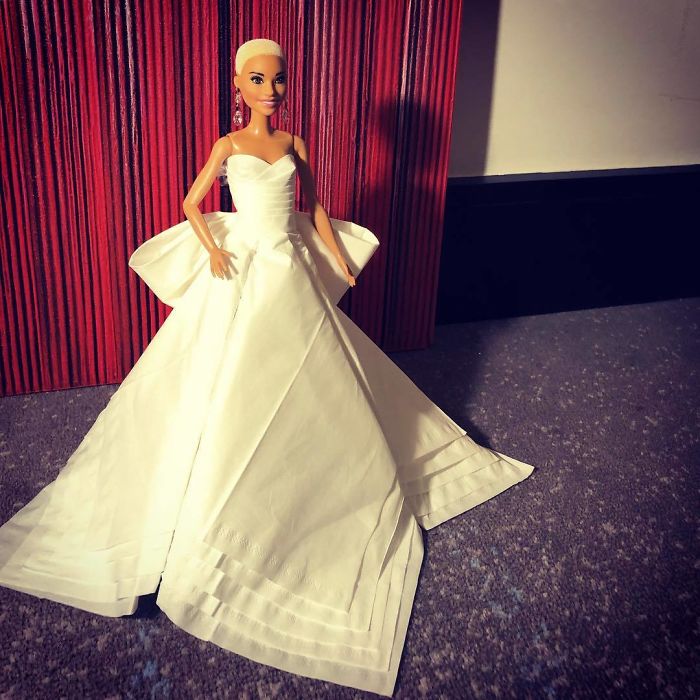 用衛生紙給芭比娃娃做的婚紗 你最喜歡哪一件？（組圖）