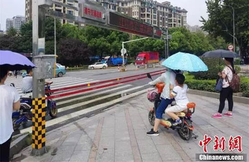 闖紅燈就被噴水霧 這款神器能治好中國(guó)式過馬路嗎？