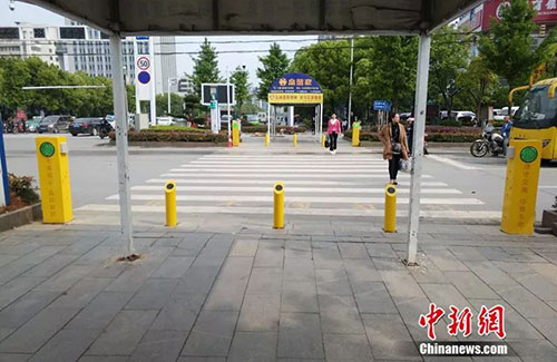 闖紅燈就被噴水霧 這款神器能治好中國(guó)式過馬路嗎？