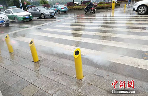 闖紅燈就被噴水霧 這款神器能治好中國(guó)式過馬路嗎？