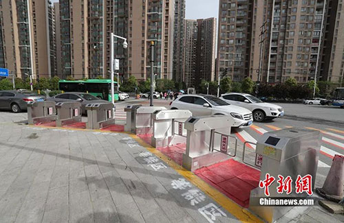 闖紅燈就被噴水霧 這款神器能治好中國(guó)式過馬路嗎？