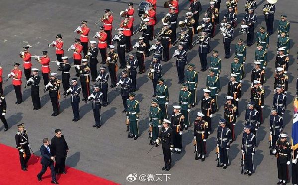 歷史時刻！金正恩跨過“三八線”與文在寅握手，還帶上了冷面！