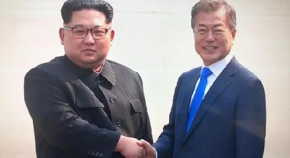 歷史時刻！金正恩跨過“三八線”與文在寅握手，還帶上了冷面！