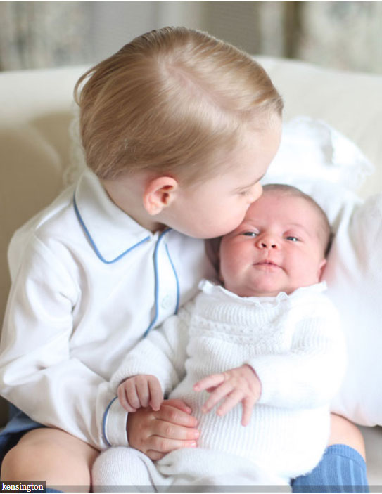 萌翻啦！英國路易小王子官方照曝光 夏洛特公主送香吻（組圖）