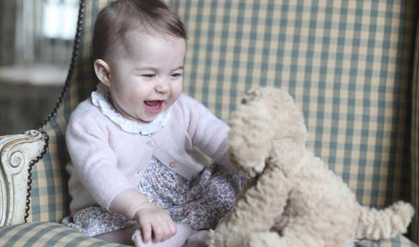 萌翻啦！英國路易小王子官方照曝光 夏洛特公主送香吻（組圖）