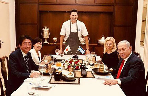 以色列總理宴請(qǐng)安倍，卻端上來(lái)一只“鞋”，日本人怒了！
