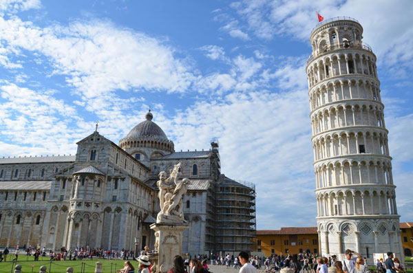 比薩斜塔為何能經歷4次大地震而不倒？