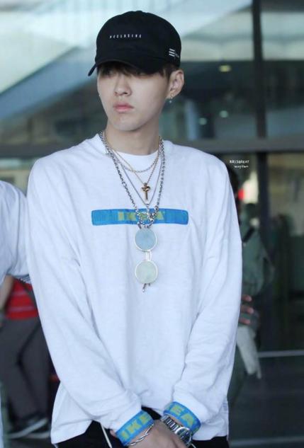 巴黎世家再次被網友吐槽,這件男士上衣畫風也是一言難盡