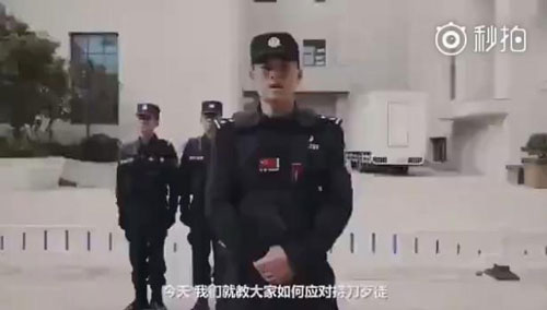 面對持刀歹徒，中國警察教的這個動作火了！老外也紛紛點贊