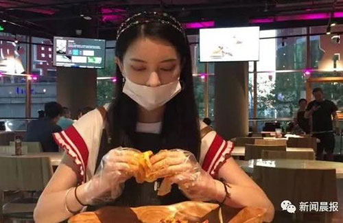 還有這種操作!上海餐廳推出代剝小龍蝦服務,你怎么看?