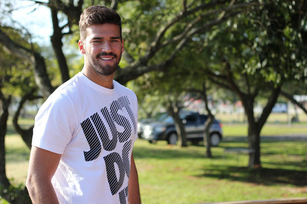 巴西國足高顏值門將火了，網友：確定不是錘哥失散多年的弟弟？