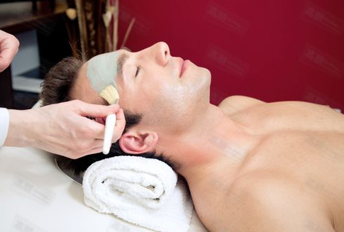 與“小鮮肉”PK 職場(chǎng)男性流行打美容針