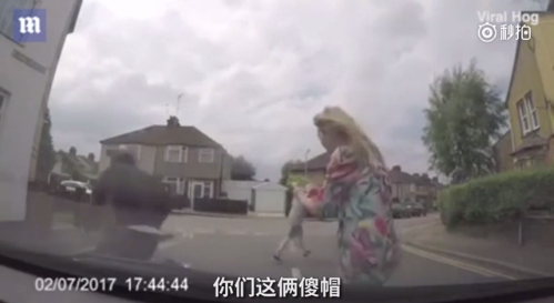 英國男子浮夸碰瓷未果!遭女車主嘲笑“傻帽”