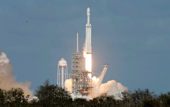 SpaceX獵鷹重型火箭首飛成功！馬斯克的特斯拉跑車上太空了
