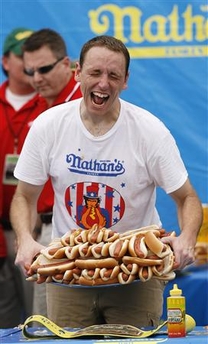 美選手蟬聯吃熱狗大賽冠軍 狂吞64只熱狗