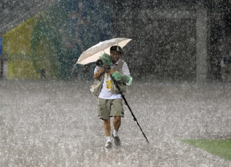 Photographers struggle for better shots