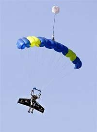 瑞士冒險家“插翅”飛越英吉利海峽