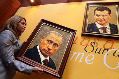 Paintings of Russian leaders<BR> 俄總統總理琥珀畫(圖)