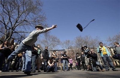 Unemployment Olympics held <BR>紐約舉辦失業(yè)者奧運(yùn)會(huì)