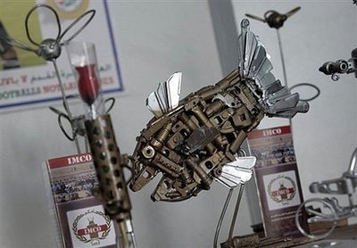 Make art with old weapons <BR>舊武器做成藝術品(圖)