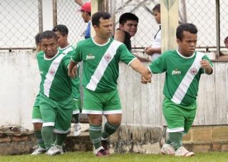 Football aids Brazil dwarves <BR>巴西現'武大郎'球隊(圖)