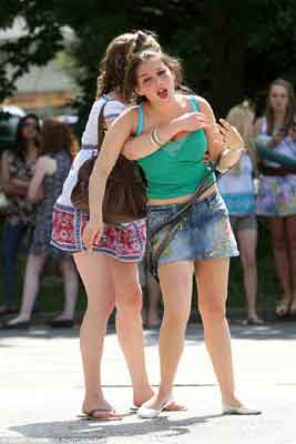 劍橋學生期末派對 飲酒狂歡丑態百出