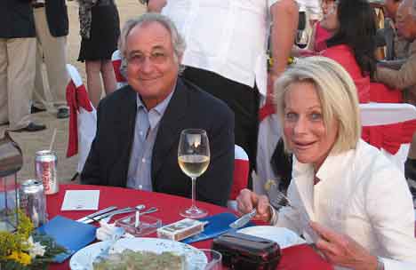 美國：名人丈夫曝丑聞 妻子不再無言支持