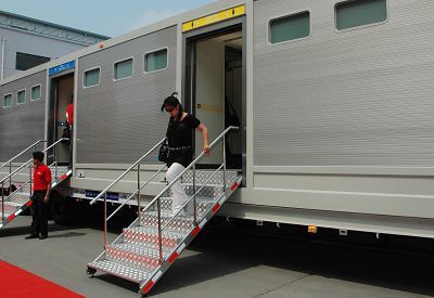 Expo toilets on wheels <BR>集裝箱式公廁服務世博