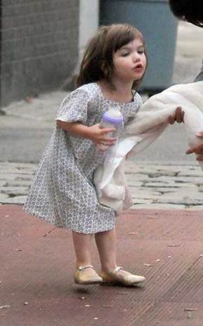 阿湯哥三歲愛(ài)女穿高跟鞋扮淑女