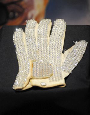 澳門酒店高價拍得杰克遜手套