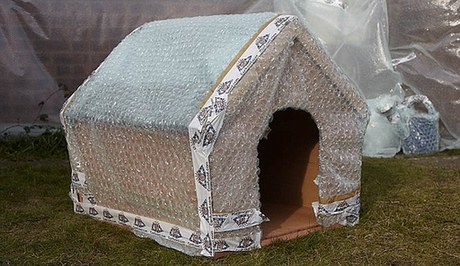 英事故多發街道穿泡沫塑料外衣