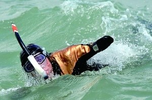 法國(guó)無(wú)四肢男子橫渡英吉利海峽