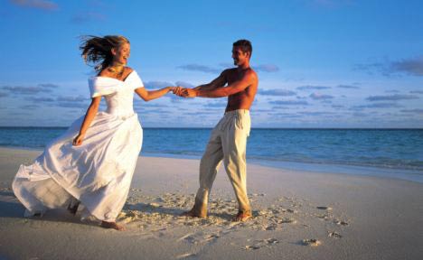 英國情侶爭相在“三十重合日”結婚