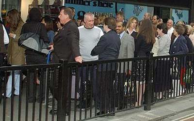 英國(guó)人排隊(duì)10分42秒就抓狂