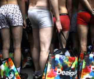 Desigual's stripped down offer <BR>營銷狠招'你敢露我就送'