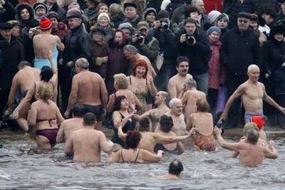 俄羅斯人冰水沐浴慶祝主顯節